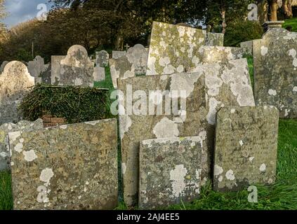 Stapel von grabsteinen im Friedhof des hl. Morwenna und St. Johannes der Täufer in Morwenstow, Cornwall Stockfoto