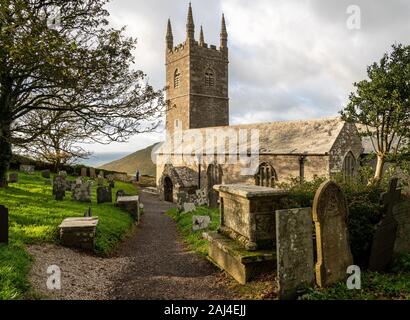 Gebäude aus Stein von Kirche St. Morwenna und St. Johannes der Täufer in Morwenstow, Cornwall Stockfoto