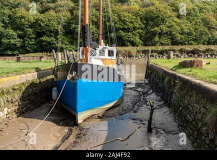 Blaues Fischerboot in kleinen Kai aus der Tidal River Tamar bei Cotehele in Devon Stockfoto