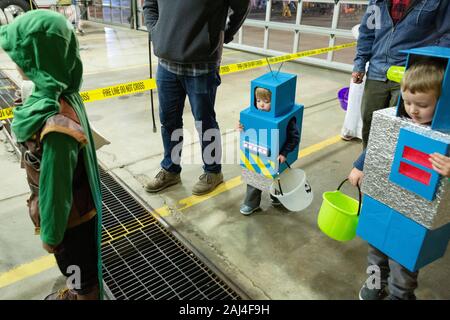 Kinder in Roboter-Kostümen für Halloween gehen Trick-or-Treating Stockfoto