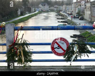 COULON innerhalb' des Marais Poitevin Nationalpark "Grand Site de France", die Hauptstadt der Grünen Venedig von der Brücke aus gesehen über die Sèvre Stockfoto