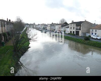 COULON innerhalb' des Marais Poitevin Nationalpark "Grand Site de France", die Hauptstadt der Grünen Venedig von der Brücke aus gesehen über die Sèvre Stockfoto