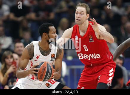 Belgrad, Serbien. 2 Jan, 2020. Von Crvena Zvezda Kevin Börsenspekulant (L) konkurriert gegen Bayern Petteri Koponen während der regulären Saison Runde 17 Euroleague basketball Match zwischen Crvena Zvezda und Bayern in Belgrad, Serbien, Jan. 2, 2020. Credit: Predrag Milosavljevic/Xinhua/Alamy leben Nachrichten Stockfoto