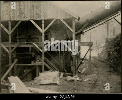 Die quicksilver Ressourcen von Kalifornien. Foto Nr.-JS. Innenansicht der Reduktion funktioniert, der Neue ALMADEN - Hacienda.. PHOT (J Nr.-1-1. Neue IDRIA, runden hölzernen Rauchfang: und WOODENTANKS VERWENDET FÜR KONDENSATOREN. 246 QUICKSILVER RESSOURCEN VON KALIFORNIEN. betrachtet: die Länge des Pfades von der Dämpfe in der Con-densing, der Lautstärke im System, und die areaof der Kühlfläche. Es ist zu bedauern, daß sehr wenig dataregarding diese Bedingungen der diflferent Ofenanlagen stehen. Herr Robert Scott ist der Auffassung, dass die Kondensation Zimmer benötigt Foren 40-t-Ofen 17.000 Kubikmeter f Stockfoto