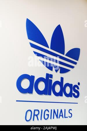 Adidas Originals Schriftzug auf der weißen Wand Stockfoto