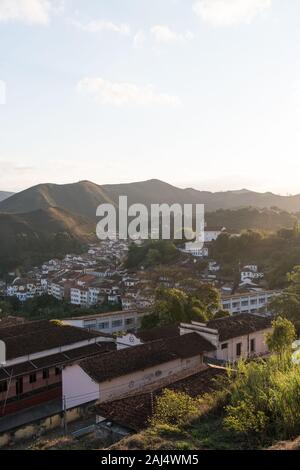 Suche Blick über die Kolonialstadt Ouro Preto und in den Bergen von Minas Gerais während der Goldenen Stunde. Stockfoto