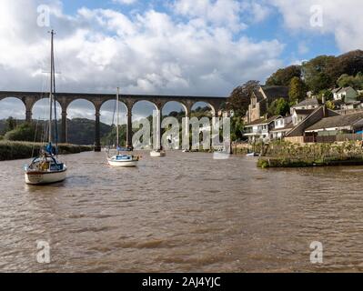 Calstock, Großbritannien - 29 September 2019: Boote im Fluss Tamar günstig durch Calstock an der Grenze von Devon und Cornwall Stockfoto