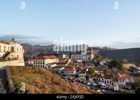 Suche Blick über die Kolonialstadt Ouro Preto und in den Bergen von Minas Gerais während der Goldenen Stunde. Stockfoto