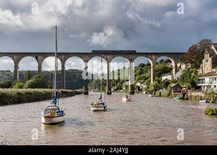 Calstock, Großbritannien - 29 September 2019: GWR Zug auf dem Viadukt über den Fluss Tamar durch Calstock an der Grenze von Devon und Cornwall Stockfoto