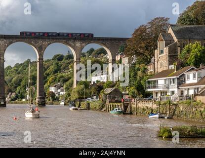 Calstock, Großbritannien - 29 September 2019: GWR Zug auf dem Viadukt über den Fluss Tamar durch Calstock an der Grenze von Devon und Cornwall Stockfoto