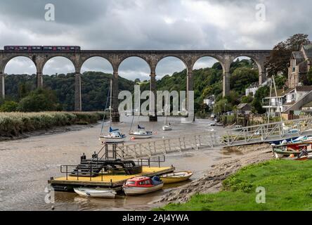 Calstock, Großbritannien - 29 September 2019: GWR Zug auf dem Viadukt über den Fluss Tamar durch Calstock an der Grenze von Devon und Cornwall Stockfoto