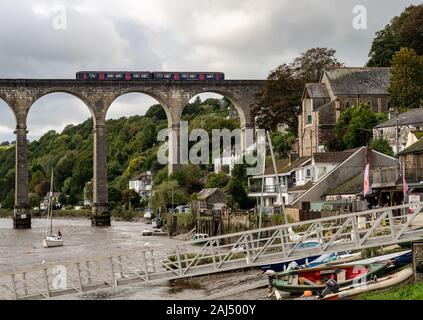 Calstock, Großbritannien - 29 September 2019: GWR Zug auf dem Viadukt über den Fluss Tamar durch Calstock an der Grenze von Devon und Cornwall Stockfoto