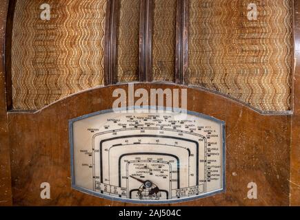 Tavistock, Großbritannien - 29 September 2019: Detail der Radio tuning Dfü auf antiken Brunswick wireless Set Stockfoto