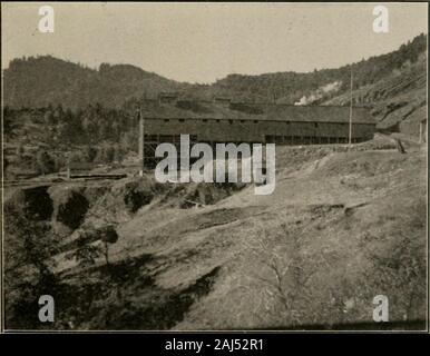 Die quicksilver Ressourcen von Kalifornien. Foto Nr. 26. CLOVERDALE REDUZIERUNG ANLAGE.. Foto Xo. JT. GRK: Ein r WKSTEKX (jriCKSILVER MINING CO REUlCTION Anlage. 218 QUICKSILVEU RESSOURCEN VON KALIFORNIEN. des Erzes Kammer. Die Trennwände zwischen den firechamber und die ersten Erz Kammer, zwischen dem Erz Kammern, und zwischen dem zweiten Erz Kammer und der erste Staub Cham - ber, sind mit Taube Löcher, durch die die flamespass, Heizung, die Fliesen und die Erz durchbohrt. Die Trennwand zwischen dem ersten und zweiten Staub Kammer, von denen beide Form anintegral Teil des Ofens, hat fünf Öffnungen 3. Stockfoto