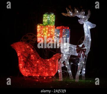 Kabelgebundene beleuchteten Outdoor Weihnachten Dekoration Sekt bei Nacht Stockfoto