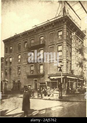 Valentine's Handbuch der Stadt New York, 1917-1918. e offene Tür für die Invasion des Handels. Vor 1850 ein Schneider, einem Schuhmacher Shop, ein Trunk store und eine Tanzschule, und Nachts gavethe Tierheim von möblierten Zimmern zu einem Carter und eine harborpilot, Nr. 57 und 59 wurden zu spät, und wer occupiedthem vor 1850 nicht festgestellt worden. Tn, dass yearConrad Hardmeyer eine Akademie an Nr. 57 und Nr. 59 war die Wohnung von Stephen V. Albro, whokept ein Lebensmittelgeschäft um die Ecke bei 328 Bowery. Im Jahre 1851 die Kirche von Christus, der Sortenbezeichnung knownas Primitive Chri Stockfoto