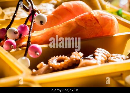 Osechi Ryori sind traditionelle Gerichte, die von den Japanern am Neujahrstag genossen. Osechi sind leicht erkennbar durch ihre speziellen Boxen jubako genannt. Stockfoto