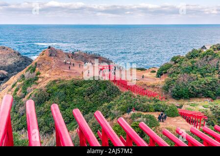 Motonosumi Inari Schrein hat eine beeindruckende Aussicht von 123 rote Torii Gates mit Blick auf das Japanische Meer. Dieser Schrein ist in der Stadt von Nagato in Yamaguchi gelegen Stockfoto