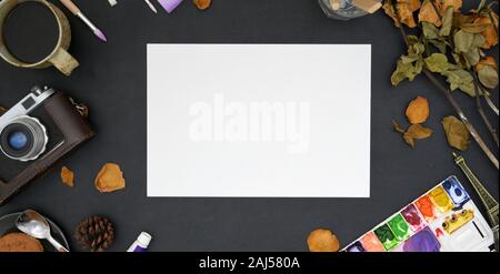 Blick von oben auf die Vintage artist Creative Studio mit Skizze Papier- und Malwerkzeugen auf schwarzem Hintergrund Tabelle Stockfoto