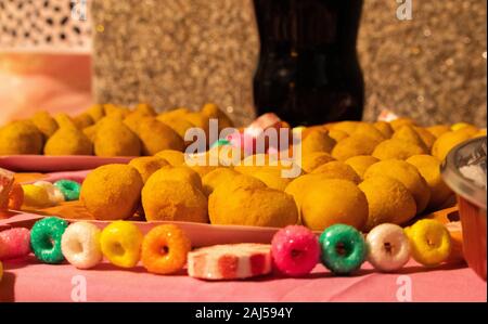 Traditionelle brasilianische Küche mit Mehl und Huhn. Im traditionellen Geburtstage. Stockfoto