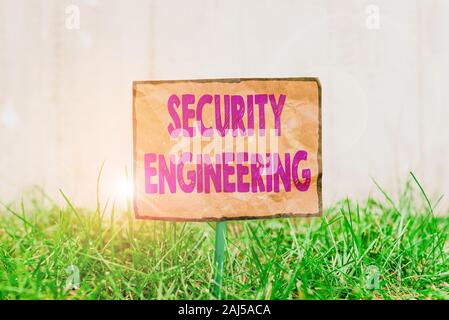 Handschrift Text schreiben Security Engineering. Konzeptionelle Foto konzentrieren sich auf die Sicherheitsaspekte bei der Gestaltung von Systemen zerknittertes Papier zu einer st befestigt Stockfoto