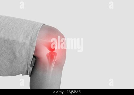 Gelenkschmerzen, Arthritis und Sehne Probleme. Älterer mann Knie auf weißem Hintergrund Stockfoto