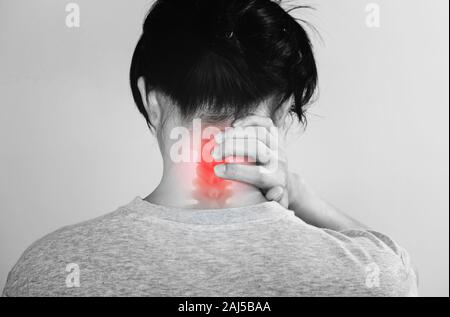 Nackenschmerzen. Ein Mann Hals Schmerzen Punkt berühren. Stockfoto