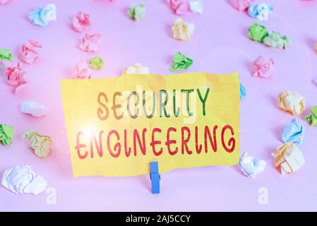 Handschrift Text schreiben Security Engineering. Konzeptionelle Foto konzentrieren sich auf die Sicherheitsaspekte bei der Gestaltung von Systemen Farbige zerknittertes Papier leer r Stockfoto