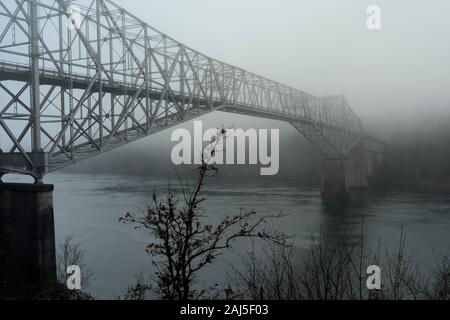 Dies ist die Brücke der Götter in Cascade Locks an einem nebligen Tag im Columbia Gorge, Oregon. Es ist an einer schmalen Stelle des Columbia River. Stockfoto