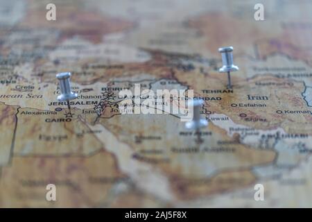Weltkarte mit Karte Pins in einigen Hauptstädten Stockfoto