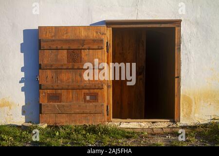 Alte Holzbarntür mit altem Schloss Stockfoto