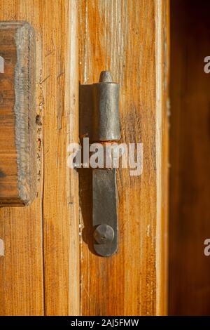 Alte Holzbarntür mit altem Schloss Stockfoto
