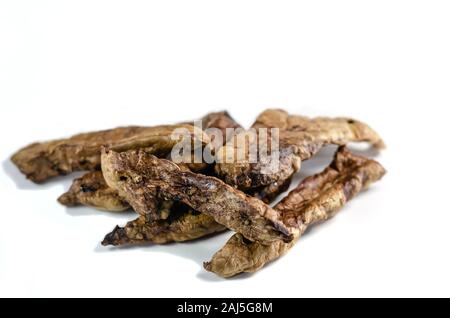 Set getrocknetem Rindfleisch Lungen. Gesunde Leckereien für Hunde. Essen Motivatoren. Auf einem weißen Hintergrund zu isolieren. Selektive konzentrieren. Stockfoto