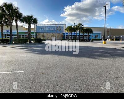 Orlando, FL/USA - 12/25/19: einem Walmart an einem sonnigen Weihnachten mit einem leeren Parkplatz. Stockfoto