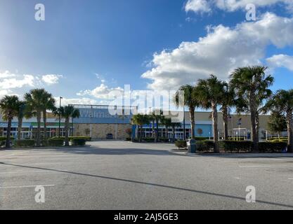 Orlando, FL/USA - 12/25/19: einem Walmart an einem sonnigen Weihnachten mit einem leeren Parkplatz. Stockfoto