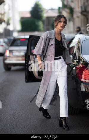 Mailand, Italien - 20 September: Alessandra Ambrosio gesehen, Jacke aus Inspiresmi am 14. April 2018 in Indio, Kalifornien. Stockfoto