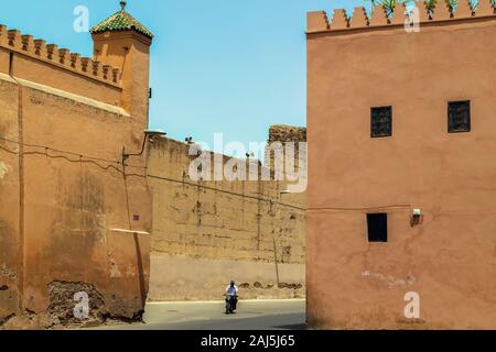 Straße der alten Medina mit der traditionellen Farbwand in Marrakesch, Marokko. Stockfoto