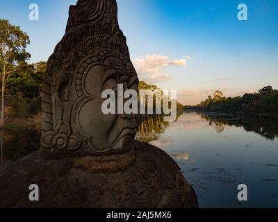 Die unglaubliche Tor und Brücke von Bayon, Angkor Thom in der Nähe von Siem Reap in Kambodscha Stockfoto