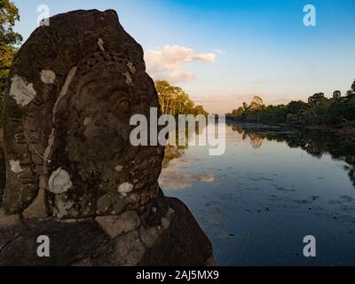 Die unglaubliche Tor und Brücke von Bayon, Angkor Thom in der Nähe von Siem Reap in Kambodscha Stockfoto