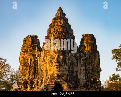 Die unglaubliche Tor und Brücke von Bayon, Angkor Thom in der Nähe von Siem Reap in Kambodscha Stockfoto