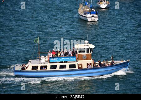 Königin von Falmouth Fähre über den Fluss Fal zwischen Falmouth Harbour und St. Mawes auf der Roseland Halbinsel, Cornwall, England, Großbritannien Stockfoto