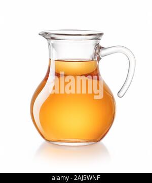 Apfelsaft in einer Krug auf weißem Hintergrund- clipping path enthalten Stockfoto
