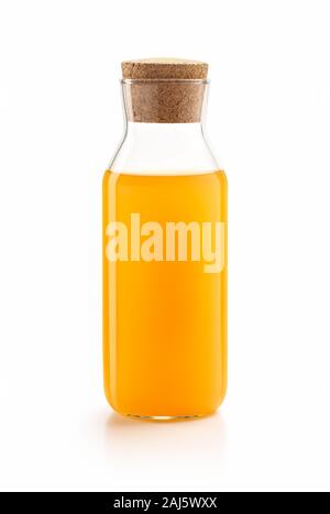Eine Flasche frischer Orangensaft auf weißem Hintergrund- clipping path enthalten Stockfoto