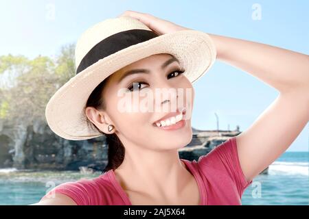 Asiatische Mädchen in hat die selfie Verwenden der Kamera Handy mit Tanah Lot Tempel Hintergrund Stockfoto