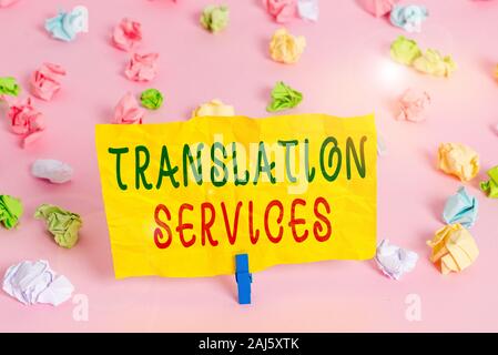 Handschrift Text schreiben Translation Services. Konzeptionelle foto Organisation, zeigt in Sprache übersetzen Farbige zerknittertes Papier leer re bieten Stockfoto