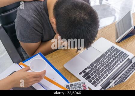 Junge Unternehmer Gefühl Kopfschmerzen im Büro Stockfoto