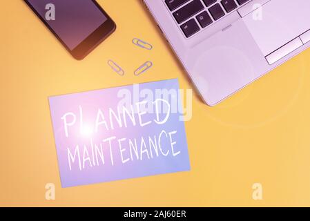 Text Zeichen zeigen, geplante Wartung. Business foto Präsentation reventive Wartung durchgeführt mit einem festen Plan trendige offene Laptop smartphone Stockfoto