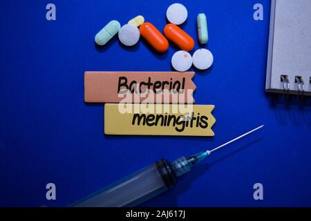 Bakterielle Meningitis schreibt am Haftnotiz auf Büro Schreibtisch isoliert. Healthcare oder medizinisches Konzept Stockfoto