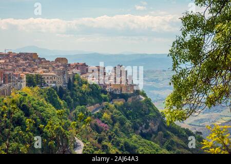 Die Stadt von Enna Italien Sizilien auf einem Hügel, Felsen, Luftaufnahme Stockfoto