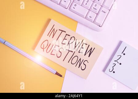 Schreiben Hinweis übersicht Fragen im Bewerbungsgespräch. Business Konzept für typische Thema Fragen oder während eines Interviews Papier mit Kopie Raum und keyboa erkundigen Stockfoto